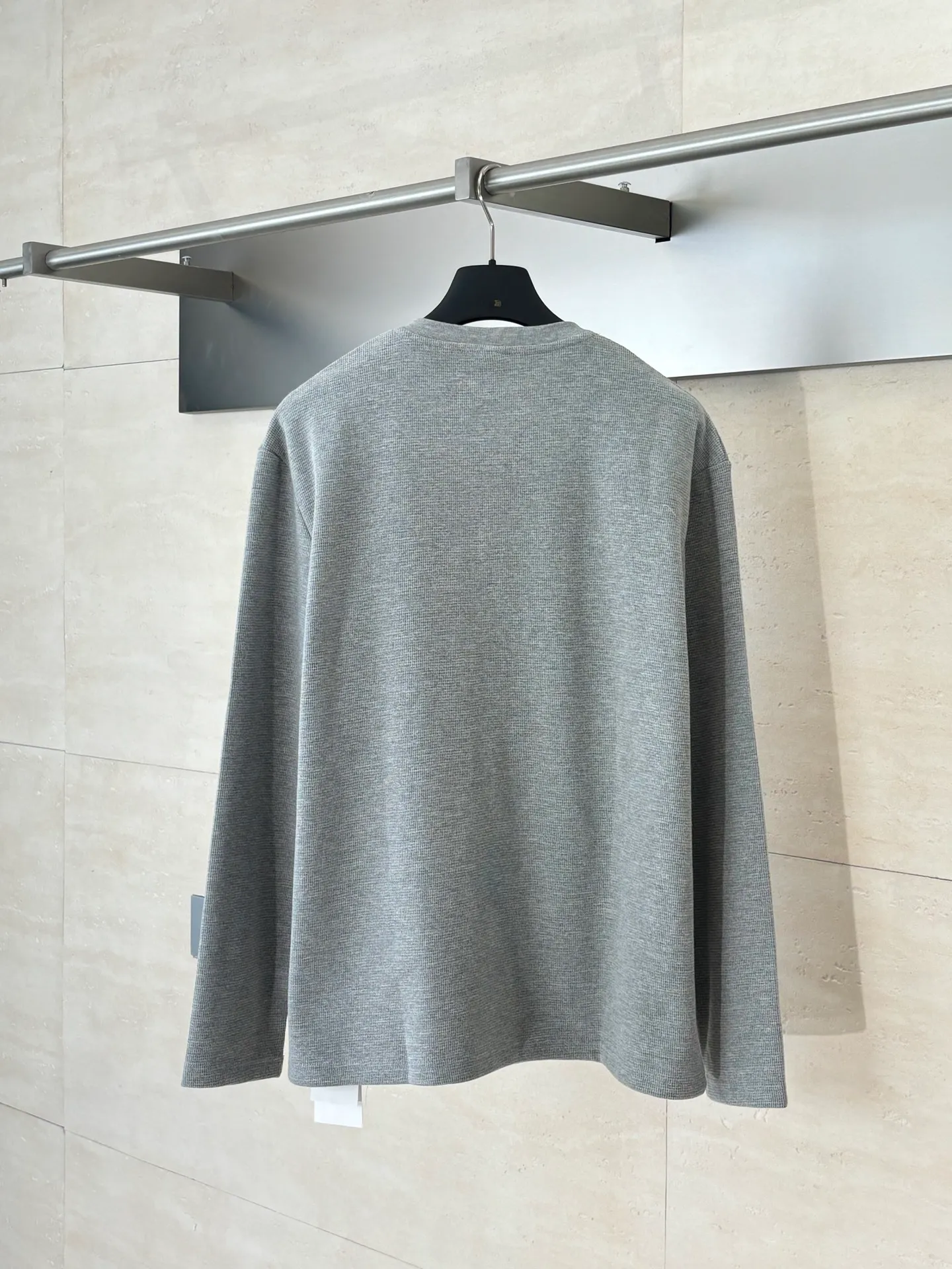 P380 Chrome Heart*/Chrome Heart CH Sanskrit Henry Collar Waffle Sweatshirt. The fabric is made of 350g cotton waffle double-layer material before washing. The embroidery is made of Tajima embroidery machine imported from Japan. The silver buckle is made of antique copper and real silver (the material has reached 300+ quality in the market). The collar leather label is still made of genuine imported lambskin. A lot of effort has been put into the fabric, hardware and craftsmanship. The top quality in the market. The industry benchmark is only owned by a few people. Size: S/M/L